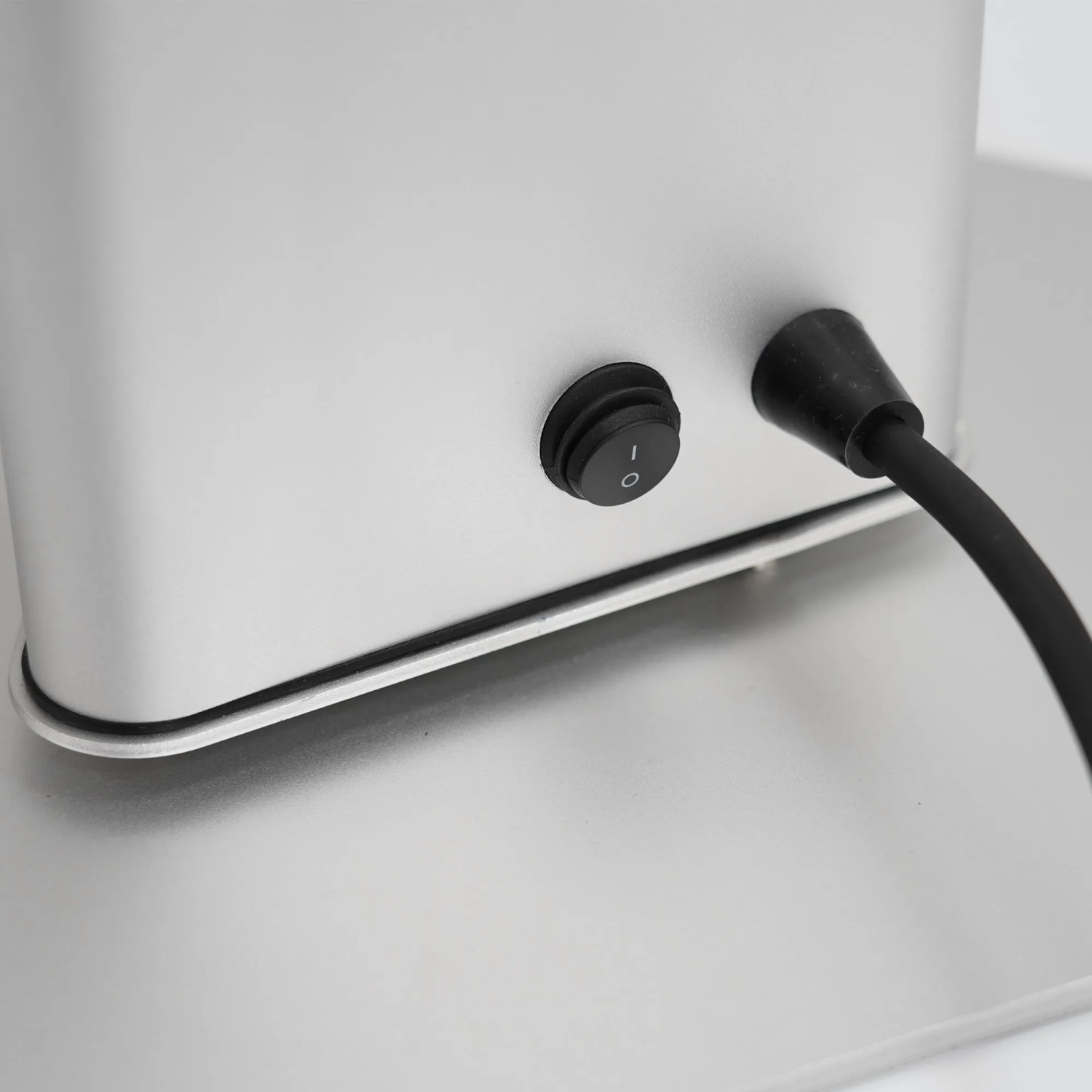 Detailaufnahme: Silberner Vasner HeatTower Mini Terrassenheizer mit Schalter und Kabel.