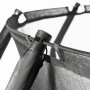 Detailaufnahme: Schwarzes Salta Premium Trampolin Sicherheitsnetz-Befestigung.