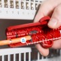 WEICON Cat Cable-Stripper No.10 in Rot/Blau beim Abisolieren eines Kabels.