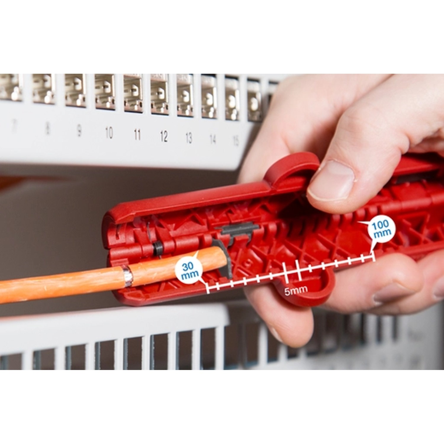 WEICON Cat Cable-Stripper No.10 in Rot/Blau beim Abisolieren eines Kabels.