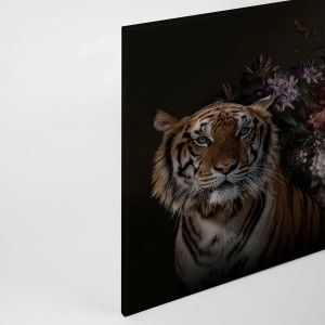 Wandbild: Tiger mit Blumenstillleben auf Leinwand, modernes Design für Wohnräume.