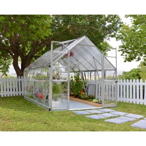 Palram Canopia Balance Gewächshaus (3.7x2.4m) in Silber mit klaren Wänden im Garten.