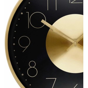 Moderne Wall-Art Wanduhr aus Aluminium, Ø 30 cm, in Gold und Schwarz.