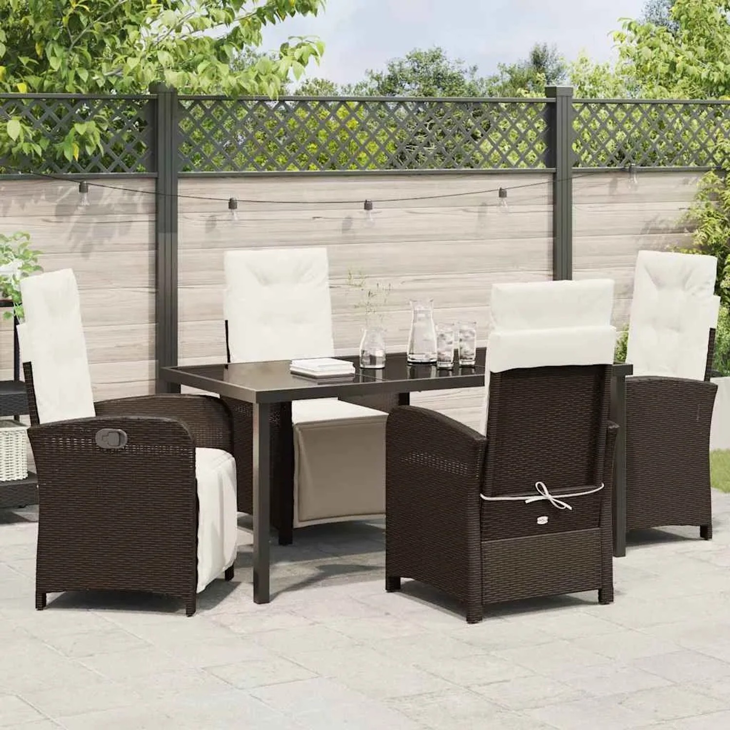Braune 5-tlg. vidaXL Garten Essgruppe aus Poly Rattan mit Tisch und Stühlen mit Auflagen.
