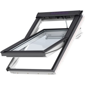 Geöffnetes Velux Integra Solarfenster GGU FK06 007030, weiß, 66x118 cm. Dachfenster mit Solarpanel.