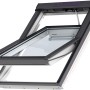 Geöffnetes Velux Integra Solarfenster GGU FK06 007030, weiß, 66x118 cm. Dachfenster mit Solarpanel.