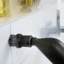 Kärcher SC 3 EasyFix Dampfreiniger im Einsatz mit Bürstenaufsatz zur Fugenreinigung.