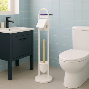Weiße freistehende WC Garnitur aus Metall mit Bambus-Bürste, Klopapierhalter und Ablage für Smartphone im Bad.