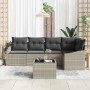 Hellgraues 6-teiliges Garten-Sofa-Set aus Poly Rattan mit Tisch und grauen Kissen.