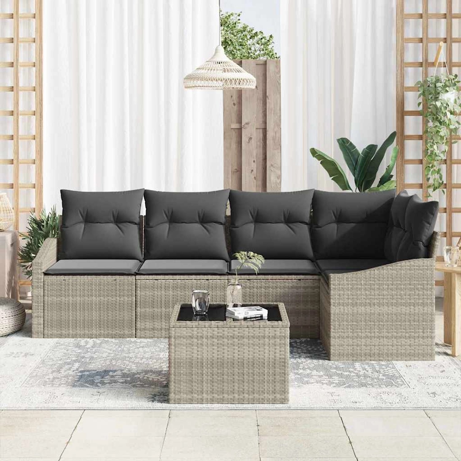 Hellgraues 6-teiliges Garten-Sofa-Set aus Poly Rattan mit Tisch und grauen Kissen.