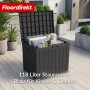 Anthrazitfarbene Gartenbox in Holzoptik, offen mit Kissen und Decken auf Terrasse. 118 L Stauraum für Garten.