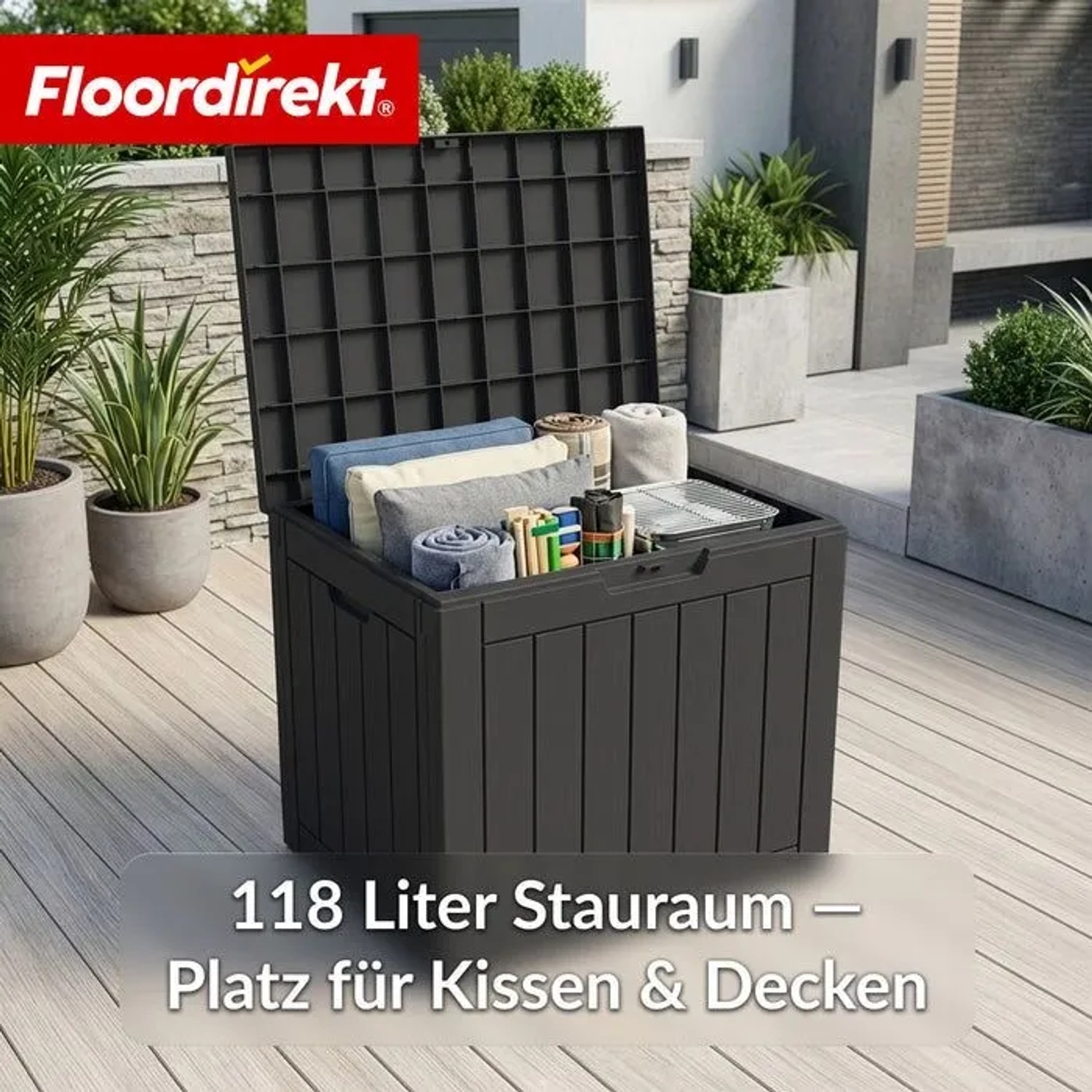 Anthrazitfarbene Gartenbox in Holzoptik, offen mit Kissen und Decken auf Terrasse. 118 L Stauraum für Garten.