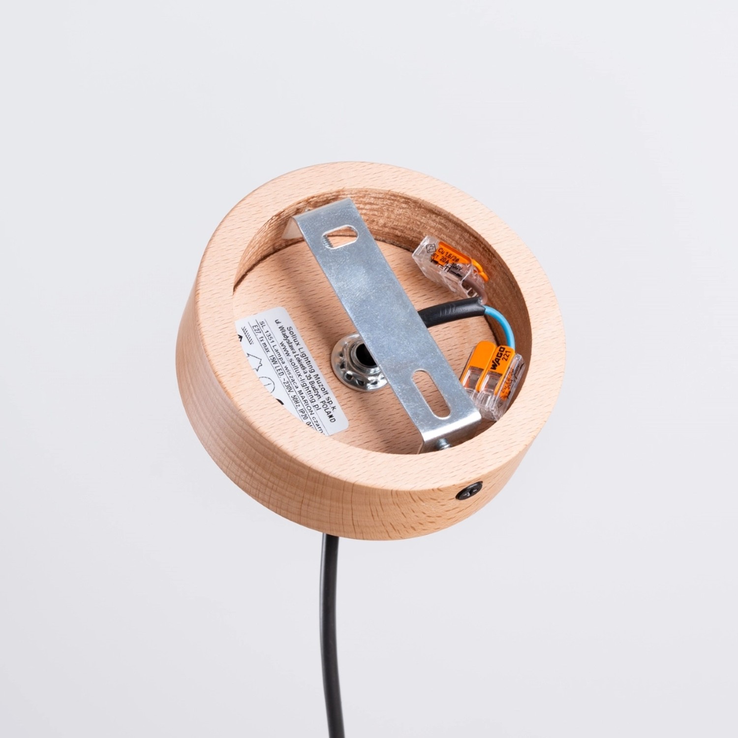 Detailaufnahme der Holzhalterung mit Verkabelung der Sollux Lighting Pendelleuchte Marion Schwarz.