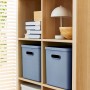 Horizontblaue Rotho Albula Multibox (27 l) im Regal. Ideal für C4-Dokumente, modular und stapelbar.