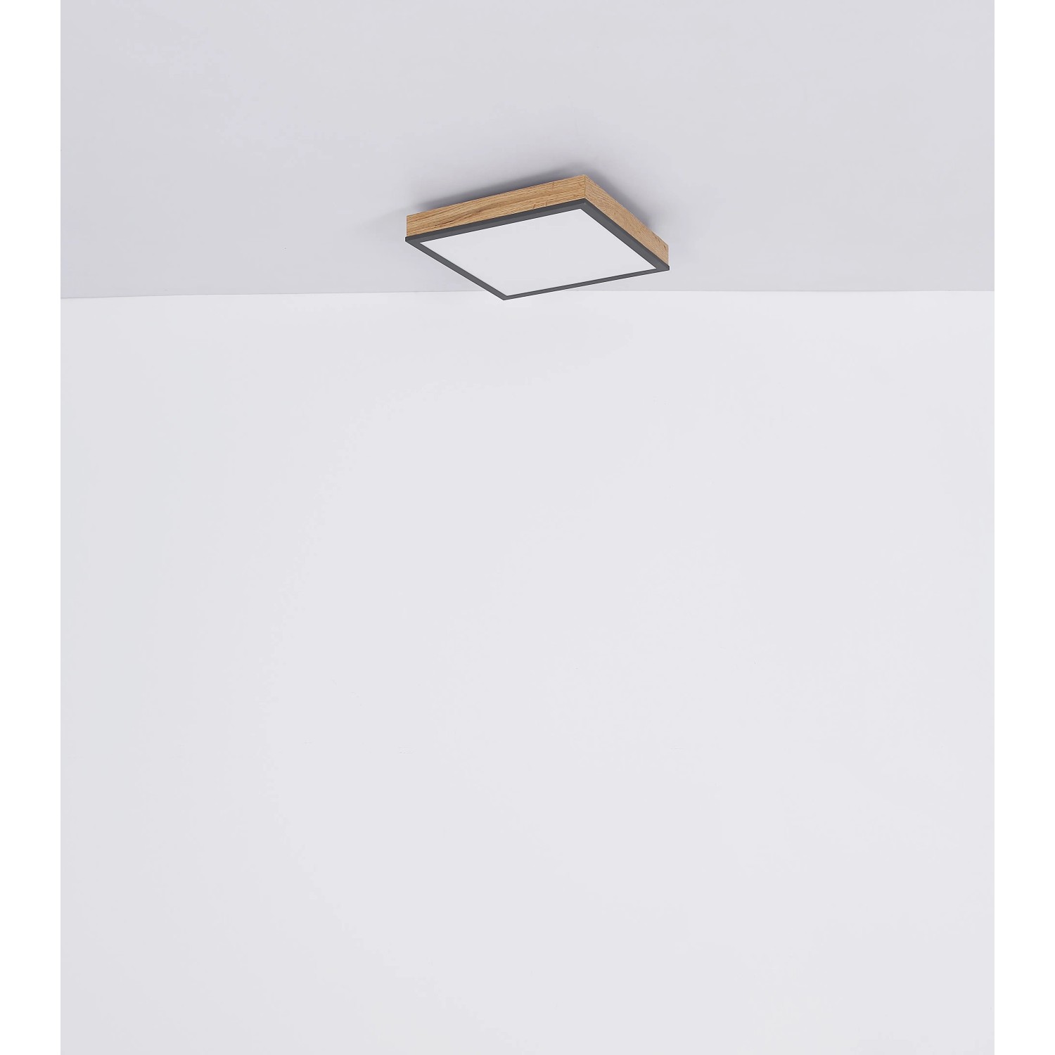 Rechteckige LED Deckenleuchte Doro (80 cm) in Eichenoptik mit graphitfarbenem Rahmen.
