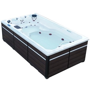 Canadian Spa Swim Spa St. Lawrence Sport, fester Whirlpool für 3 Personen, braune Holzverkleidung.