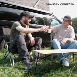 Zwei Männer genießen das osoltus Camping Set mit Klappstühlen und Bambustisch im Freien. Perfekt für Camping & Zubehör.