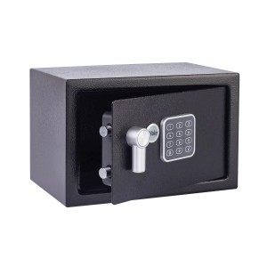 Offener, schwarzer Yale Tresor Value Safe S mit Zahlencode und silbernem Griff.
