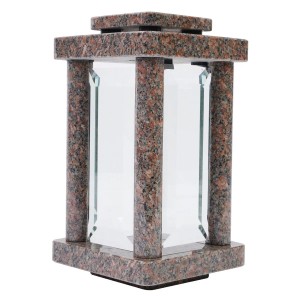 KOKA Grablampe aus poliertem Bohus Red Granit, viereckig mit Glasfenstern. Ideal für Grabkerzen und Grabschmuck.