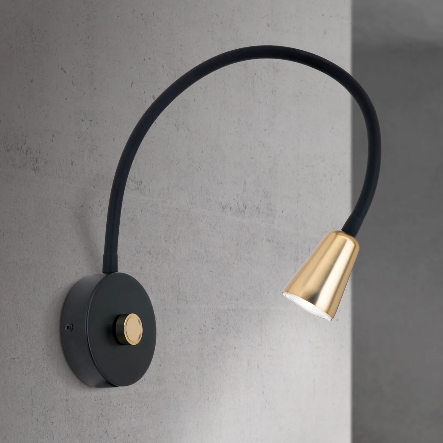 Schwarze Orion Wandleuchte mit Goldakzent und Dimmer für GU10 Leuchtmittel.