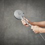 Hansgrohe Raindance Select S 120 Handbrause mit 3 Strahlarten in Chrom wird von Händen gehalten.