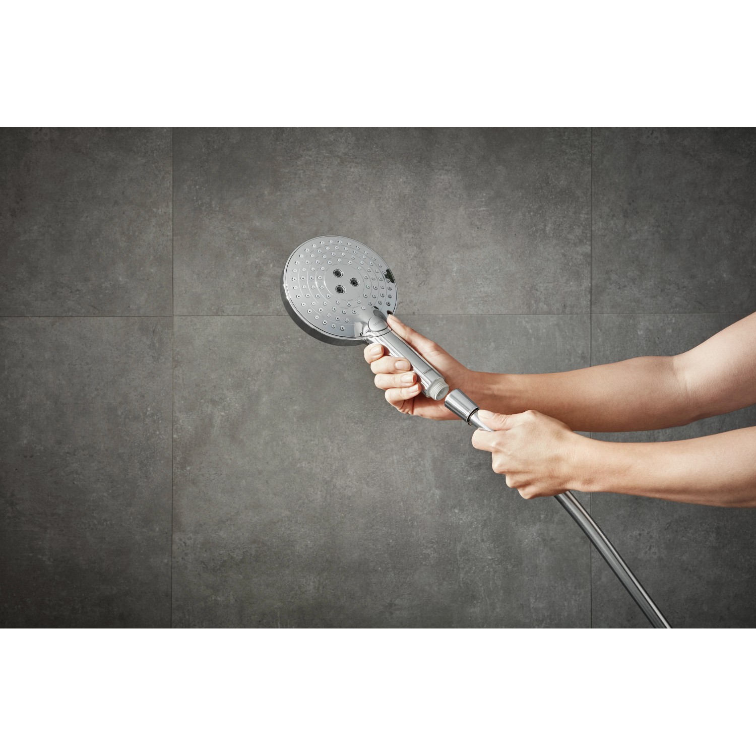 Hansgrohe Raindance Select S 120 Handbrause mit 3 Strahlarten in Chrom wird von Händen gehalten.