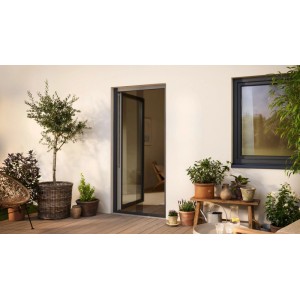 Anthrazitfarbenes tesa Insect Stop Fliegengitter Premium für Terrassentür, montiert an einer Tür.