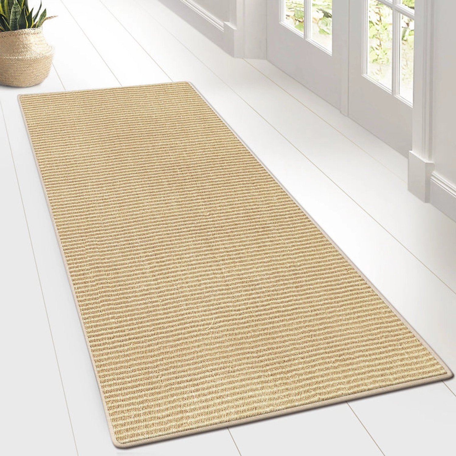 Elfenbeinfarbener Sisal Teppichläufer Sylt (50x250cm) im Flur. Naturfaser Teppichboden nach Maß.