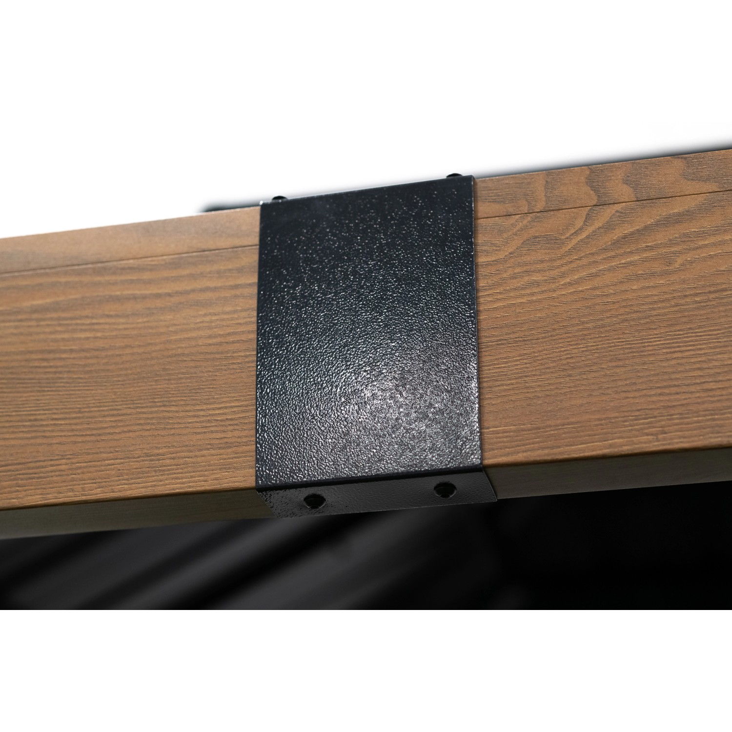 Detailaufnahme: Sojag Pavillon Fontana, Holzstruktur mit schwarzer Metallverbindung.