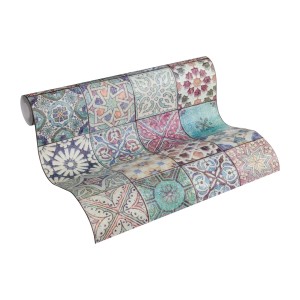 Dekorative Vliestapete mit farbigem Patchwork-Fliesenmuster. Ornamentale Designs in Blau, Grün, Pink. Für Küche, Bad, Wohnen.