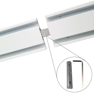 Detailaufnahme: Weiße Bestlivings Aluminium Vorhangschiene 2-läufig mit Verbinder und Inbusschlüssel.