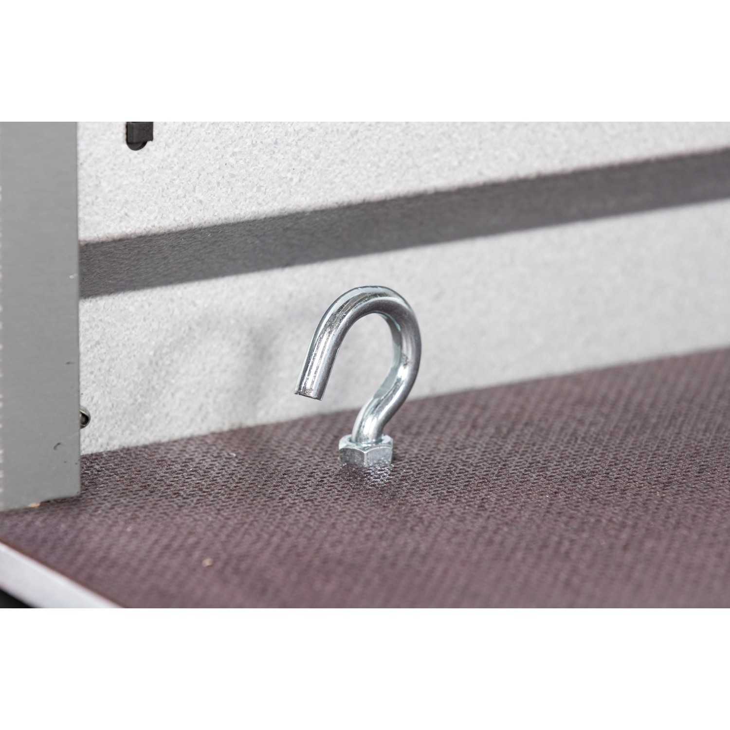 Detailaufnahme: Verzurrhaken am Stema Anhänger Variolux 850, zur Ladungssicherung.