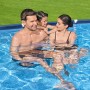 Familie im Bestway Stahlrahmenpool Steel Pro, eckig, dunkelblau. Planschbecken mit Stahlrahmen und Filterpumpe.