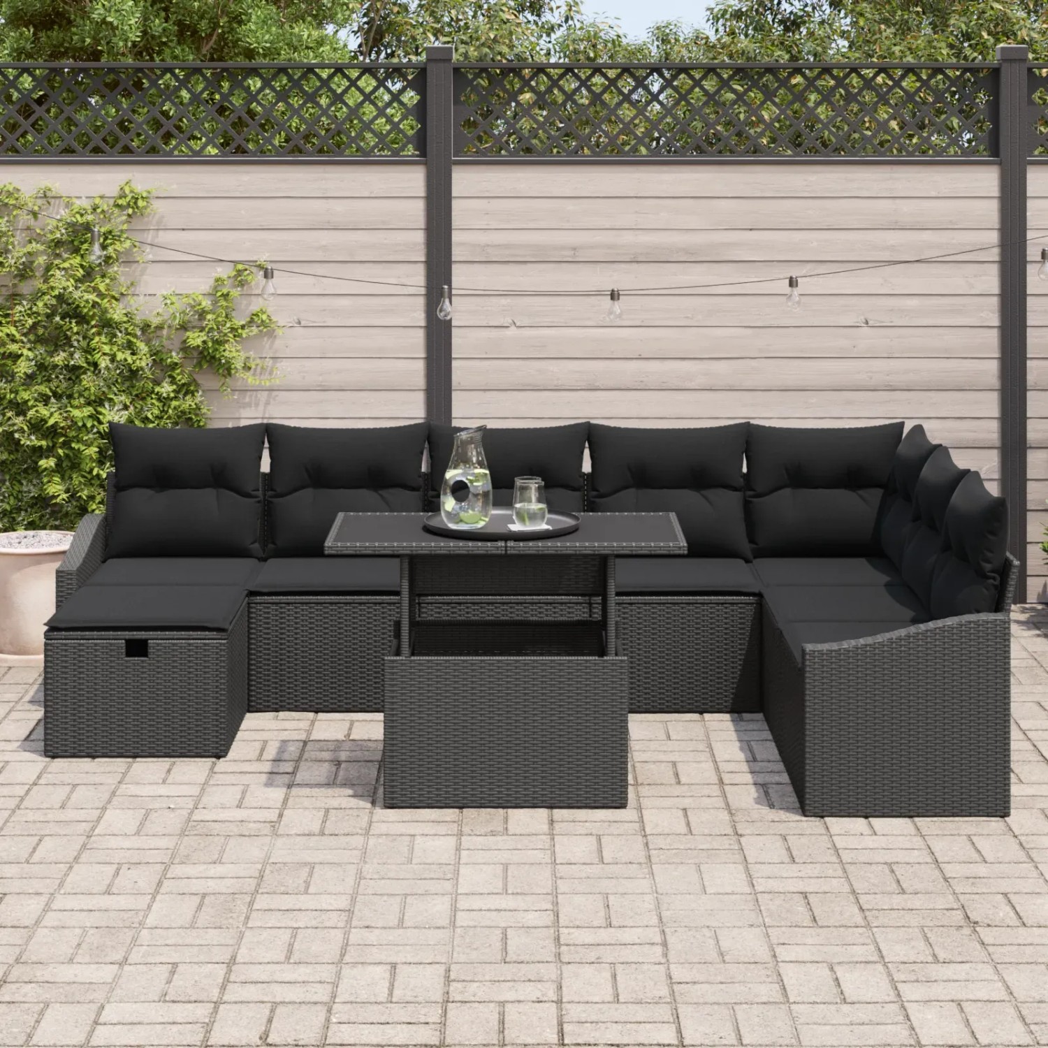Schwarzes 9-teiliges Garten-Sofa-Set aus Poly Rattan mit höhenverstellbarem Tisch.
