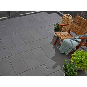 Verlegte Kann Platte Vero, 60x30 cm, Graphit, auf Terrasse mit Stuhl und Pflanzen.