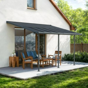 Graue Canopia Sierra Cabrio Terrassenüberdachung mit Schiebedach, montiert am Haus, über Holzmöbeln auf der Terrasse.