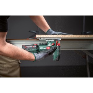 Metabo Akku-Stichsäge ST 18 L 90 beim Sägen von Holz.