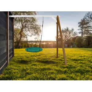AXI Nestschaukel Summer, braun/weiß, mit grünem Nest im Garten. Schaukeln für Kinder.