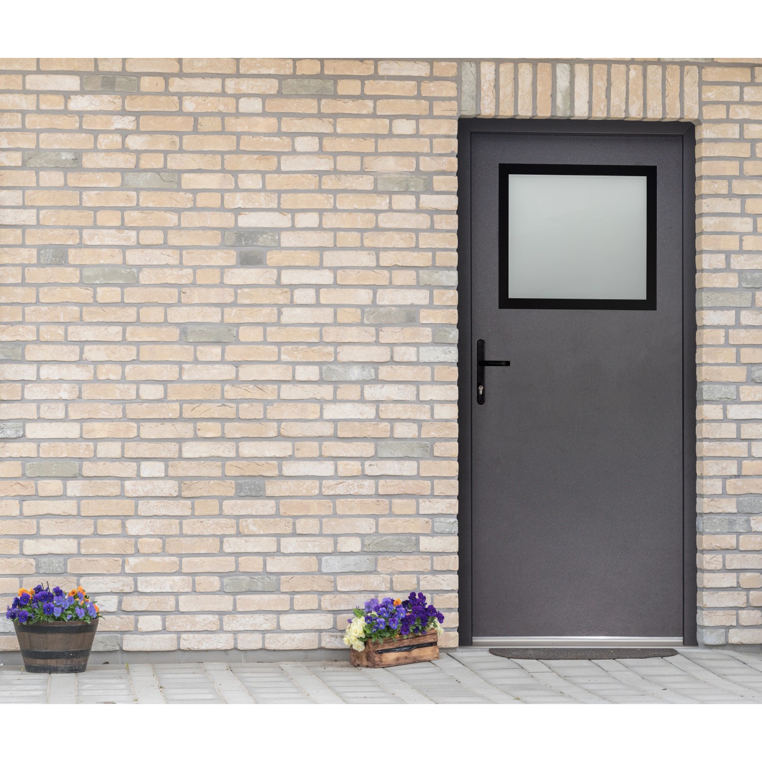 Anthrazitfarbene Stahl-Nebeneingangstür mit Fenster, nach innen öffnend, Anschlag links.