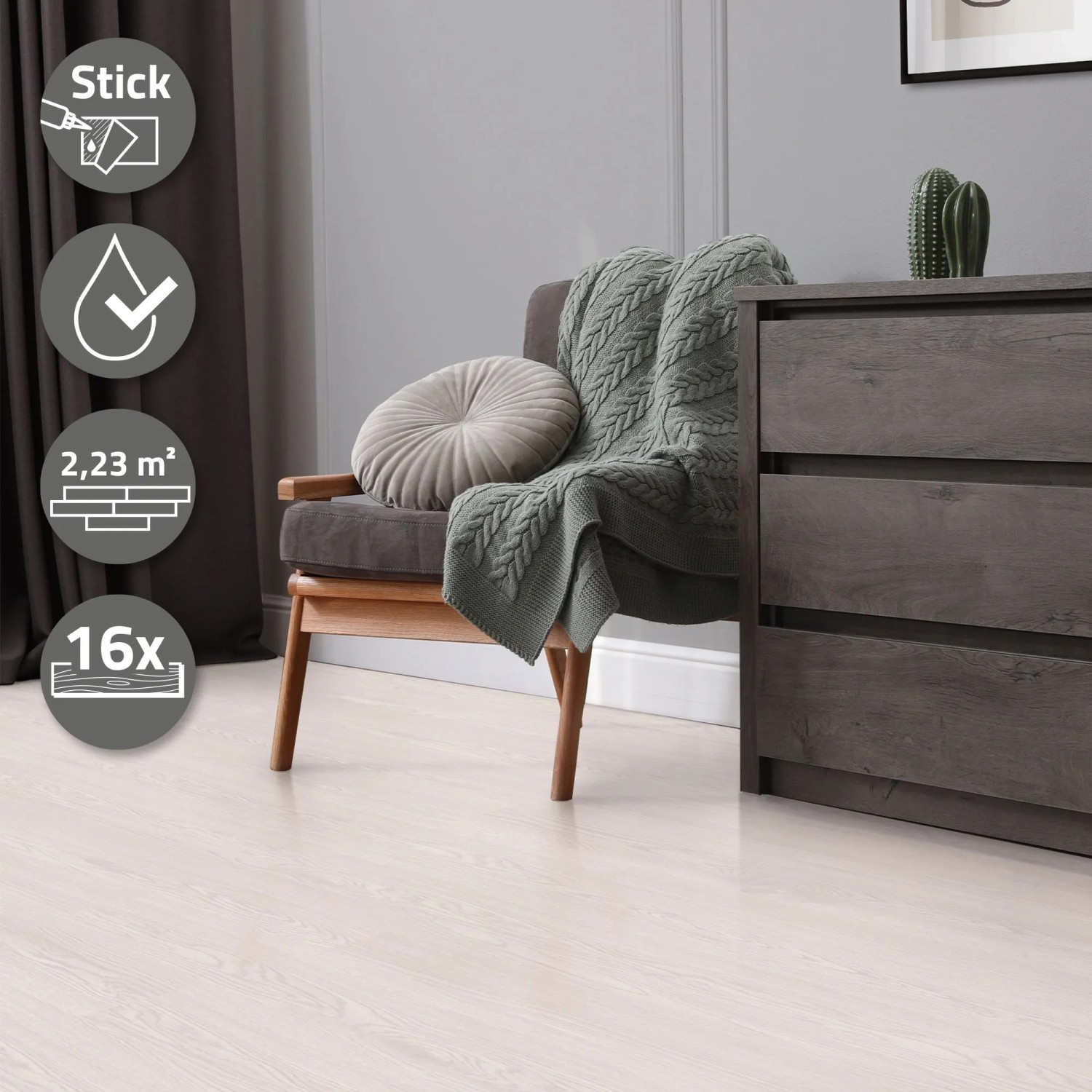 Verlegter, selbstklebender Vinylboden ML-Design in Weiß Eiche Optik im Wohnraum.