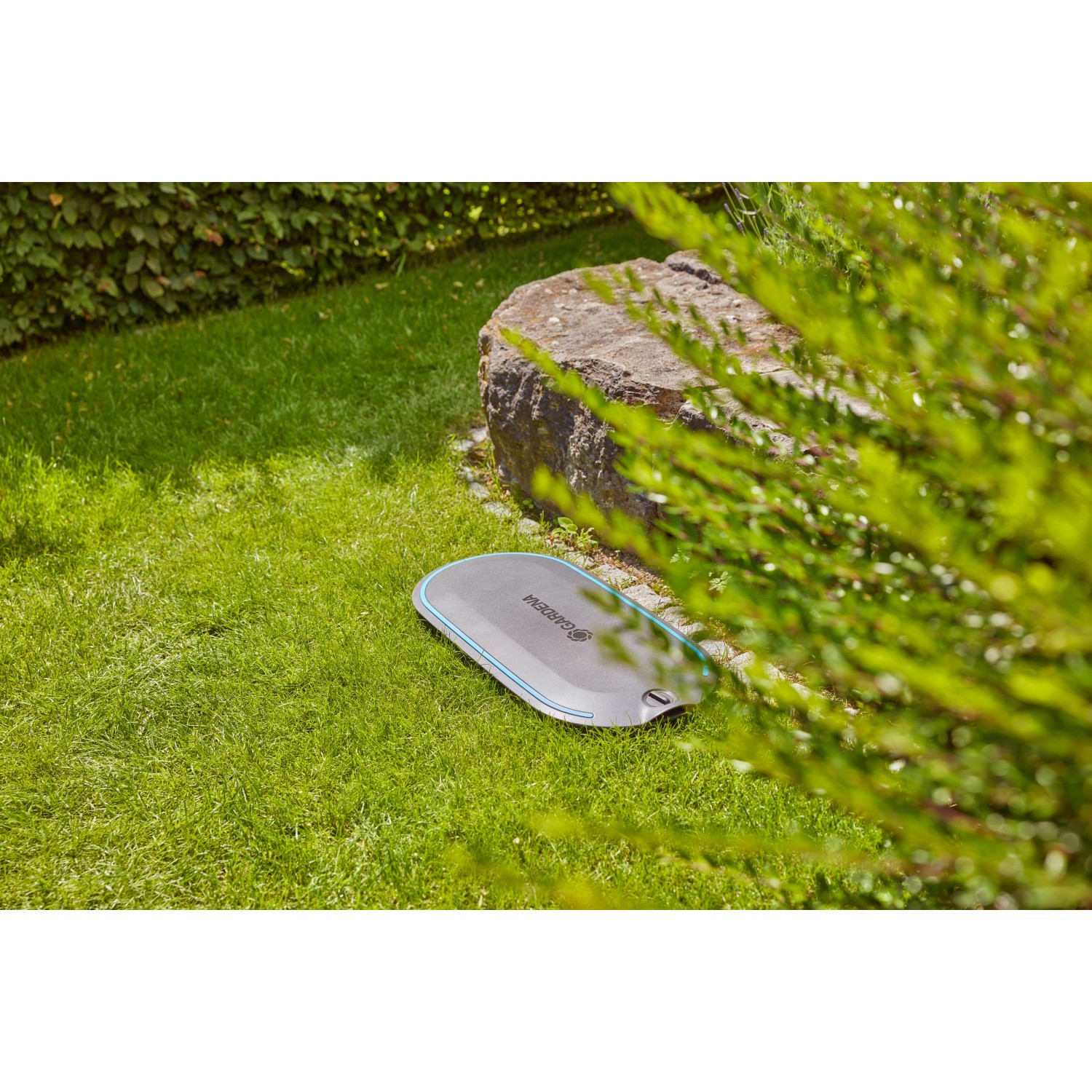 Gardena Undercover Schlauchbox RollUp M im Garten, diskrete Schlauchaufbewahrung im Rasen.