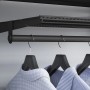 Schwarze Metall-Wandschiene, 2-reihig, 200 cm, als Basis für Regalsysteme.