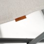 Detailaufnahme: Beige Eclipse Campinghocker mit Logo-Etikett und Metallgestell.