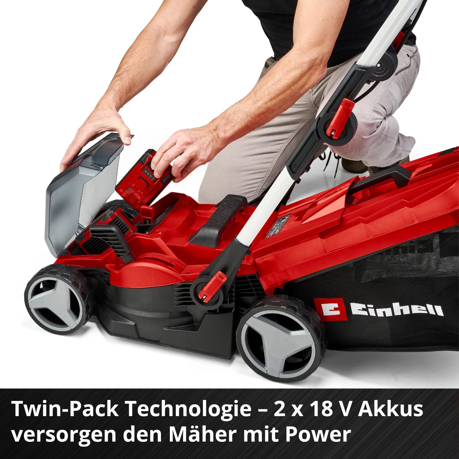 Einhell Akku-Rasenmäher Rasarro: Einsetzen des Akkus in den roten Rasenmäher.
