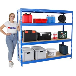 Blaues PROREGAL Schwerlastregal Rhino mit vier Spanplatten-Ebenen und diversen Gegenständen.