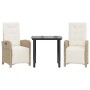 3-teiliges Bistro-Set: Beige Poly Rattan Gartenmöbel mit Tisch und 2 Sesseln mit cremefarbenen Kissen.