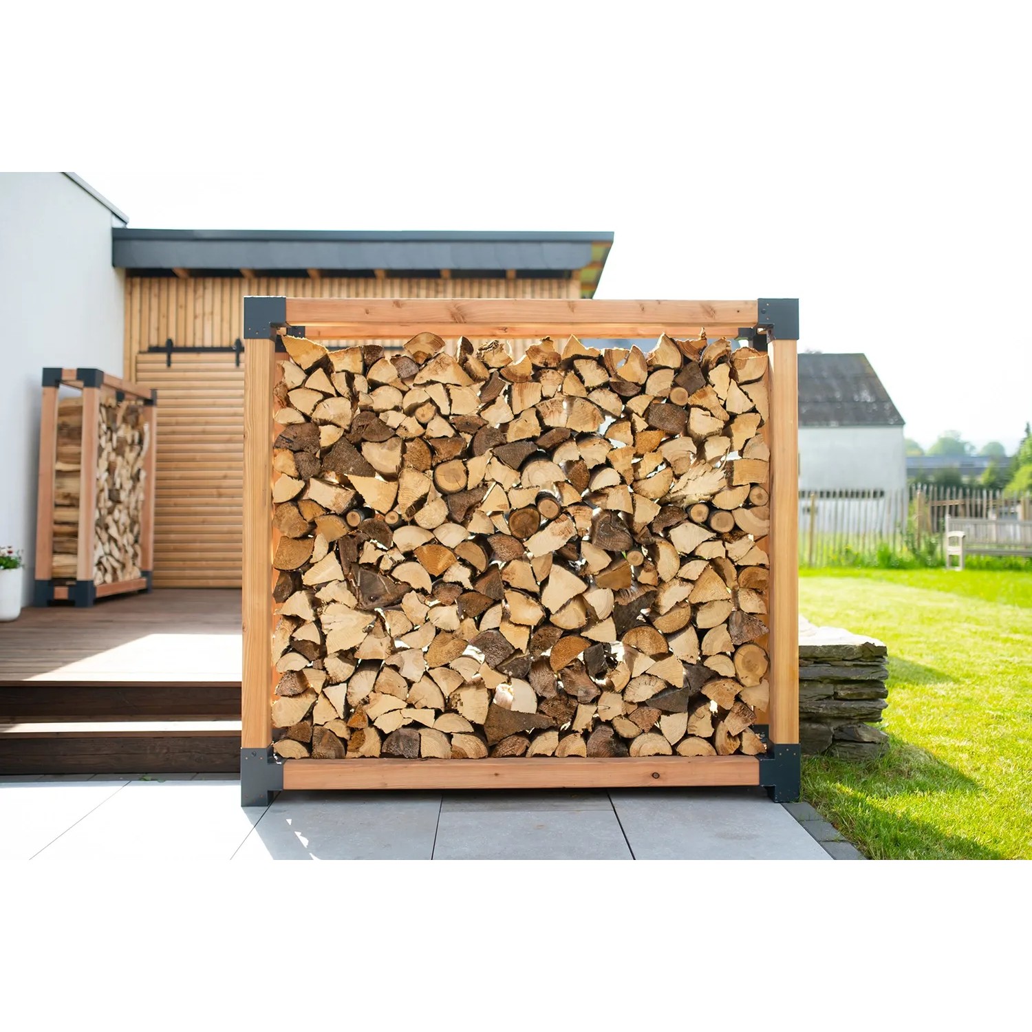Westmann Kaminholzregal Michel XXL aus Lärchenholz, gefüllt mit Kaminholz. FSC®-zertifiziert.