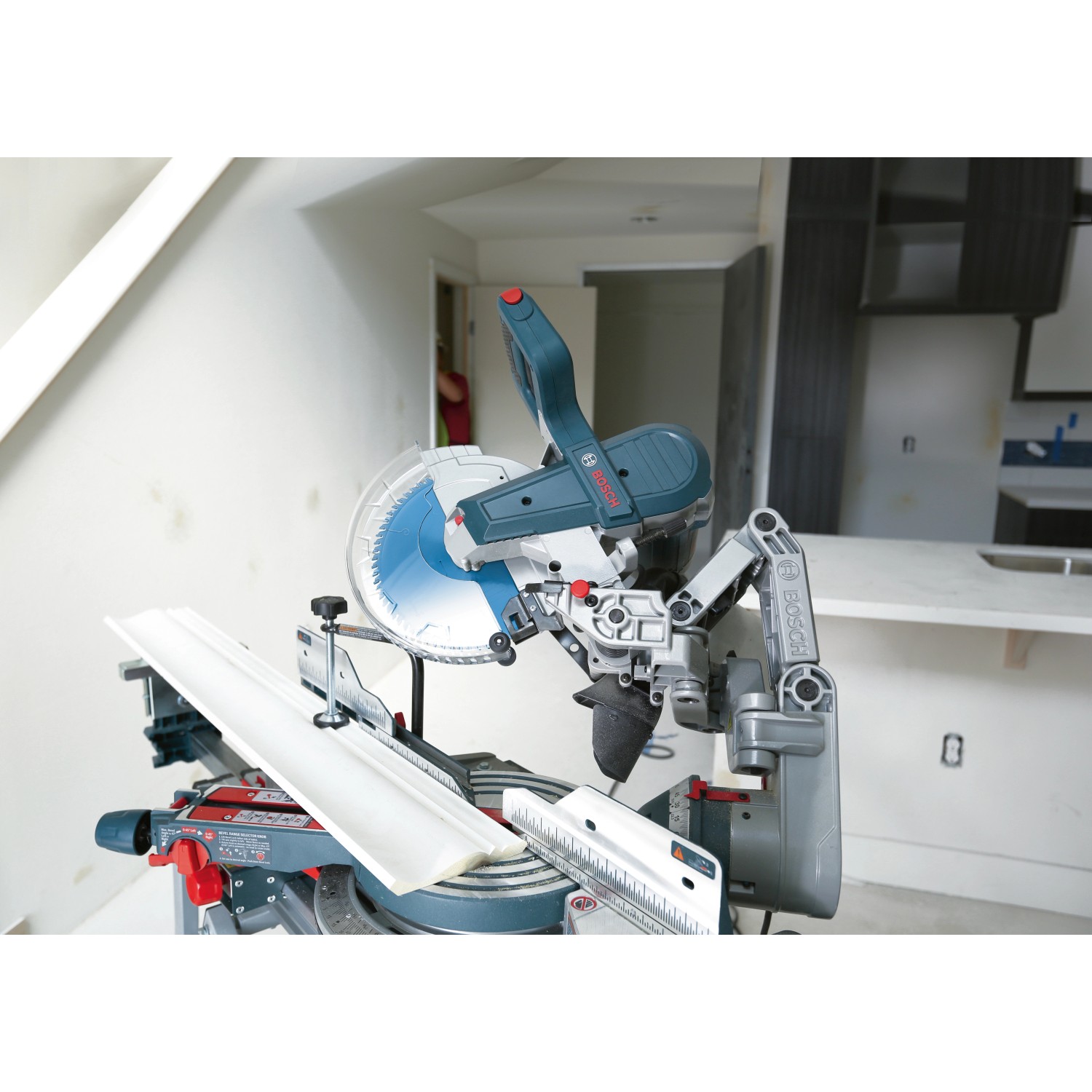 Bosch Professional GCM 10 GDJ Kapp- und Gehrungssäge mit Kreissägeblatt im Einsatz.