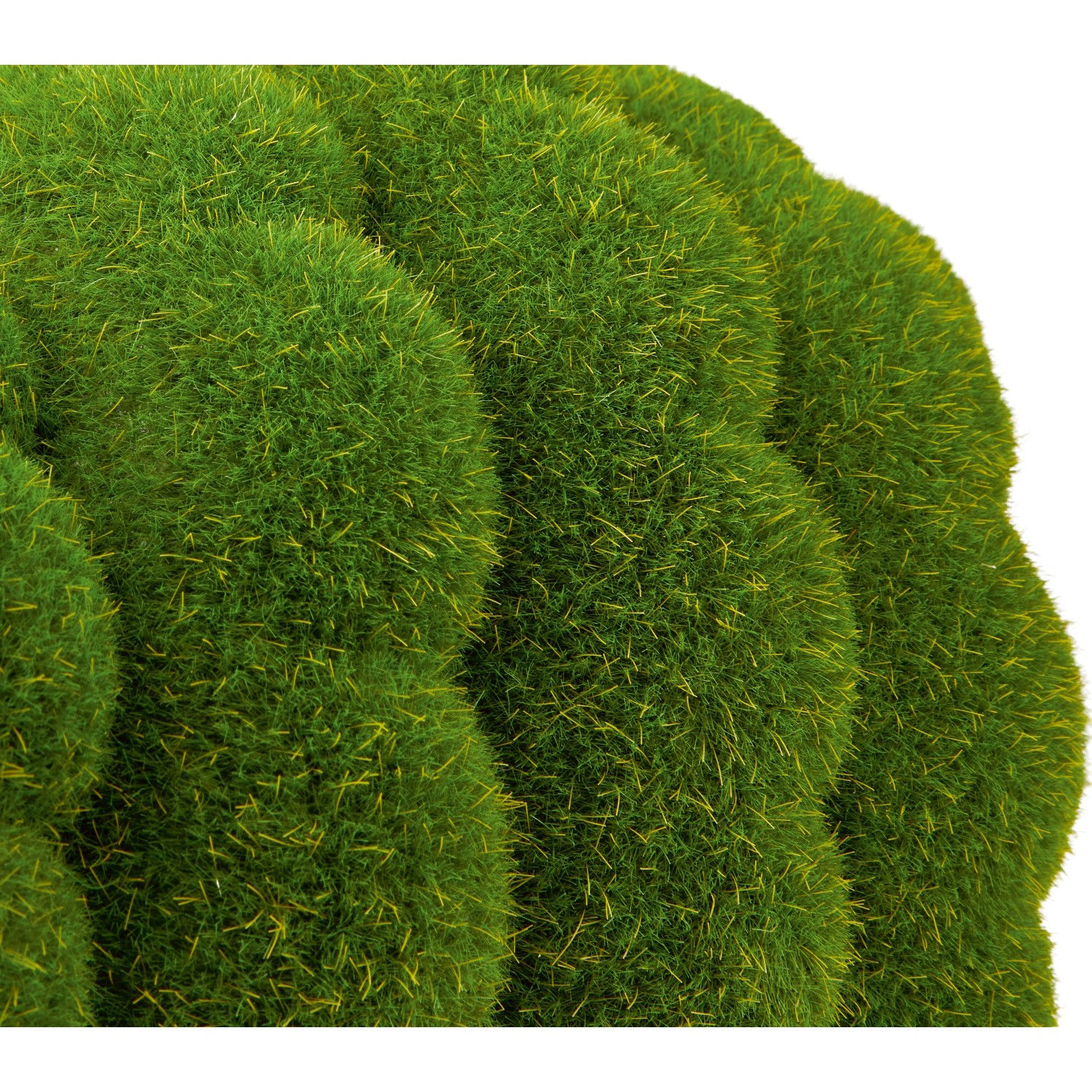 Detailaufnahme: Grünes Deko-Schaf aus Polyresin mit Kunstrasen für den Garten.