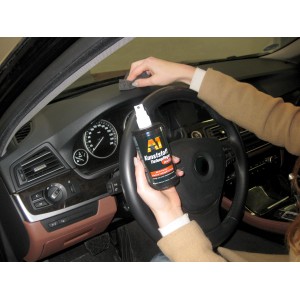Anwendung: Dr. Wack A1 Kunststoff-Tiefenpfleger matt im Auto zur Kunststoffpflege.